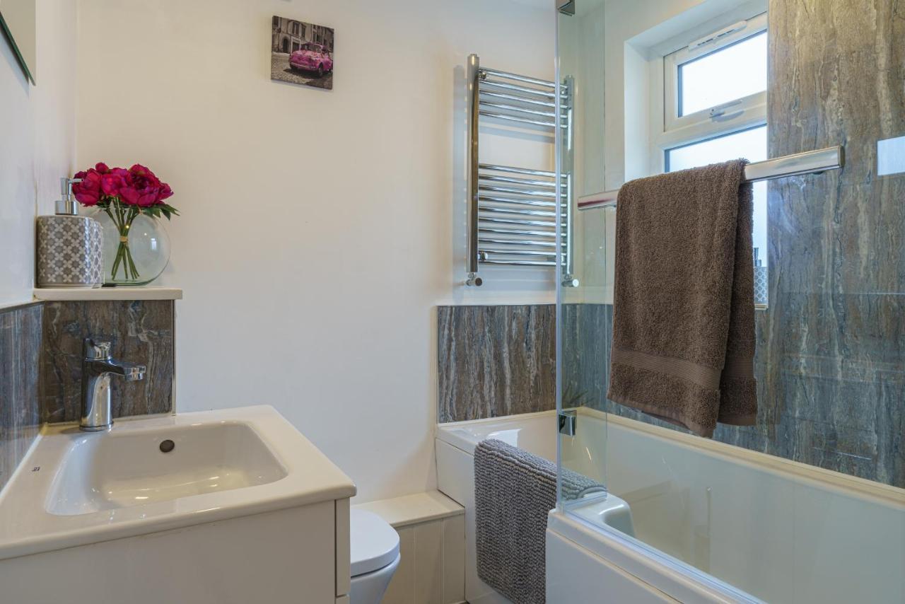 Private Deck With Newly Refurbished Flat Attached! Lägenhet Cirencester Exteriör bild
